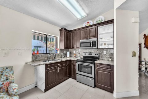 House in Miami, Florida 4 bedrooms, 130.81 sq.m. № 1692648 - photo 11