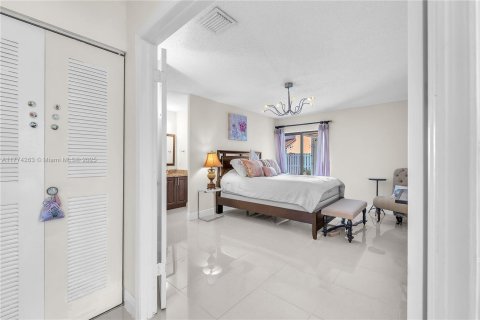 House in Miami, Florida 4 bedrooms, 130.81 sq.m. № 1692648 - photo 14