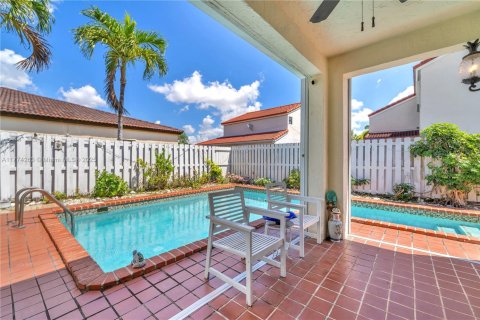House in Miami, Florida 4 bedrooms, 130.81 sq.m. № 1692648 - photo 25