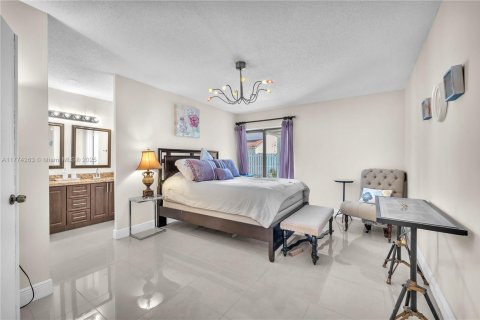 House in Miami, Florida 4 bedrooms, 130.81 sq.m. № 1692648 - photo 15