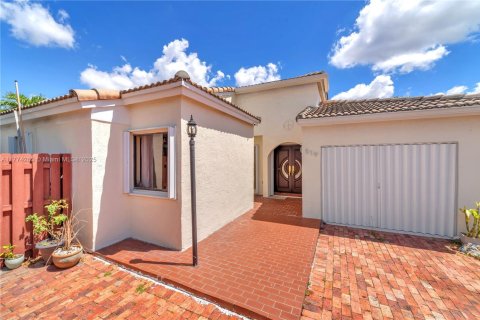 House in Miami, Florida 4 bedrooms, 130.81 sq.m. № 1692648 - photo 28