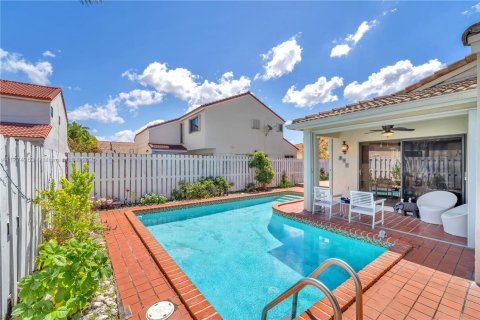 House in Miami, Florida 4 bedrooms, 130.81 sq.m. № 1692648 - photo 24