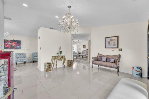 House in Miami, Florida 4 bedrooms, 130.81 sq.m. № 1692648 - photo 12