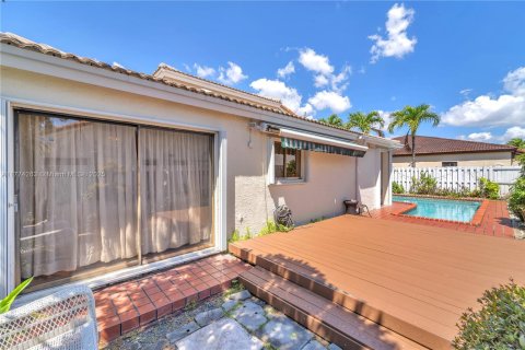 House in Miami, Florida 4 bedrooms, 130.81 sq.m. № 1692648 - photo 27