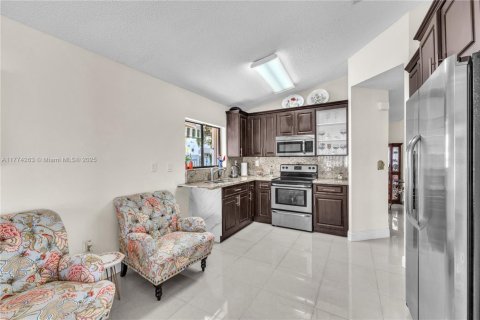 House in Miami, Florida 4 bedrooms, 130.81 sq.m. № 1692648 - photo 10