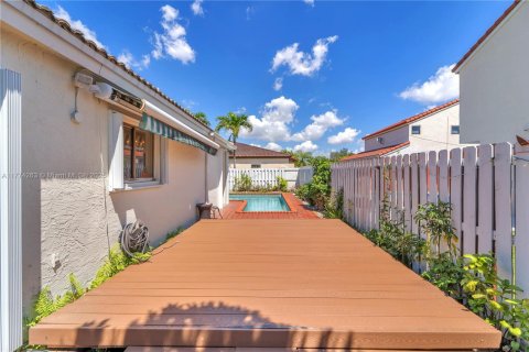 House in Miami, Florida 4 bedrooms, 130.81 sq.m. № 1692648 - photo 26