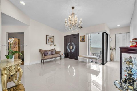 House in Miami, Florida 4 bedrooms, 130.81 sq.m. № 1692648 - photo 7