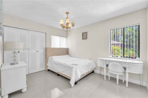 House in Miami, Florida 4 bedrooms, 130.81 sq.m. № 1692648 - photo 20