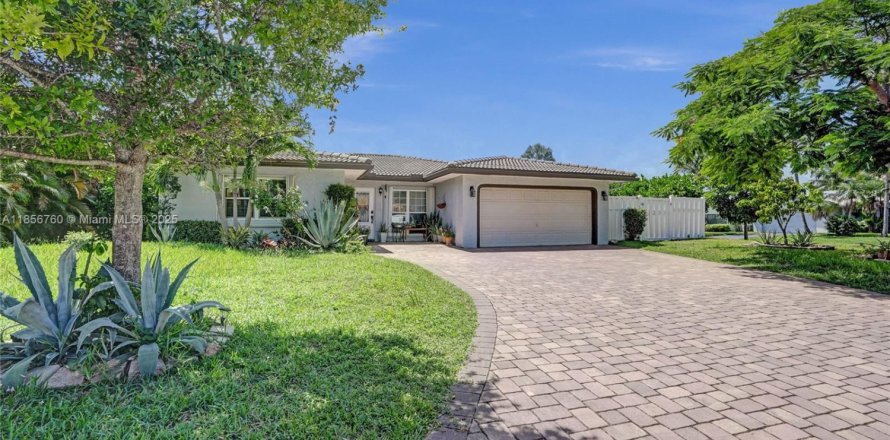 House in Coral Springs, Florida 4 bedrooms, 171.78 sq.m. № 1882198