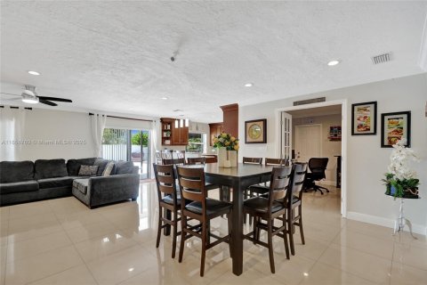 House in Coral Springs, Florida 4 bedrooms, 171.78 sq.m. № 1882198 - photo 8