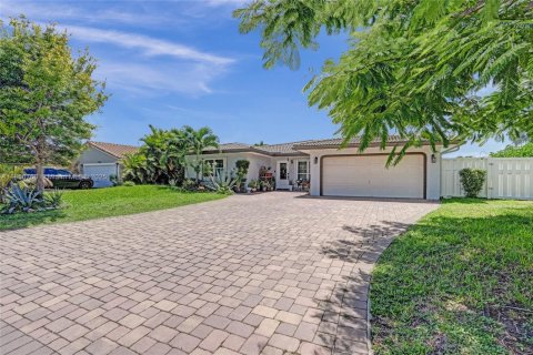 House in Coral Springs, Florida 4 bedrooms, 171.78 sq.m. № 1882198 - photo 2