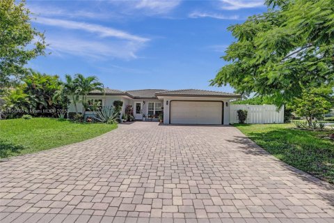 House in Coral Springs, Florida 4 bedrooms, 171.78 sq.m. № 1882198 - photo 3