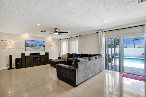House in Coral Springs, Florida 4 bedrooms, 171.78 sq.m. № 1882198 - photo 15