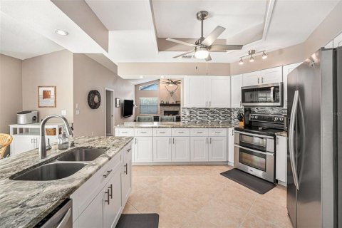 House in Palm Harbor, Florida 4 bedrooms, 203.83 sq.m. № 1854619 - photo 6
