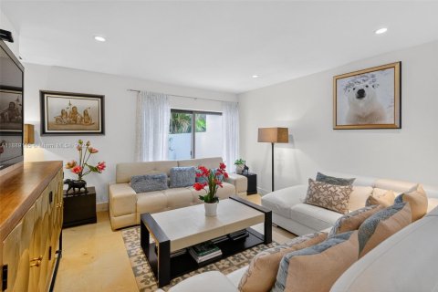 House in Coral Gables, Florida 3 bedrooms, 276.66 sq.m. № 1964743 - photo 9