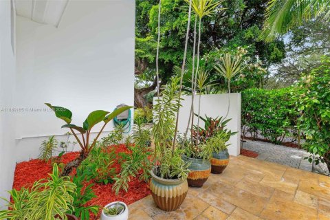 House in Coral Gables, Florida 3 bedrooms, 276.66 sq.m. № 1964743 - photo 5