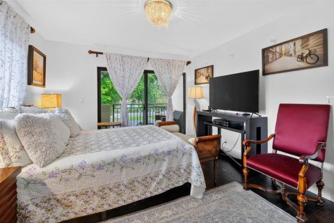 House in Coral Gables, Florida 3 bedrooms, 276.66 sq.m. № 1964743 - photo 30