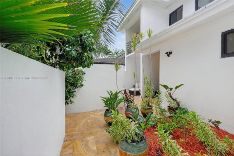 House in Coral Gables, Florida 3 bedrooms, 276.66 sq.m. № 1964743 - photo 3