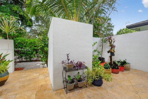 House in Coral Gables, Florida 3 bedrooms, 276.66 sq.m. № 1964743 - photo 4