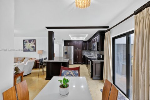 House in Coral Gables, Florida 3 bedrooms, 276.66 sq.m. № 1964743 - photo 19