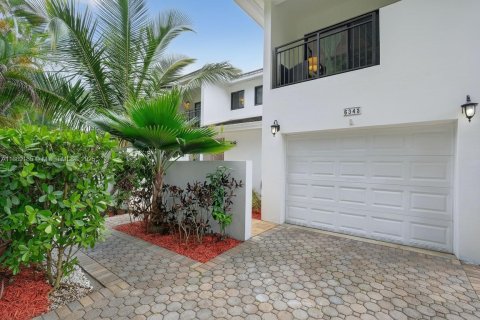 House in Coral Gables, Florida 3 bedrooms, 276.66 sq.m. № 1964743 - photo 2
