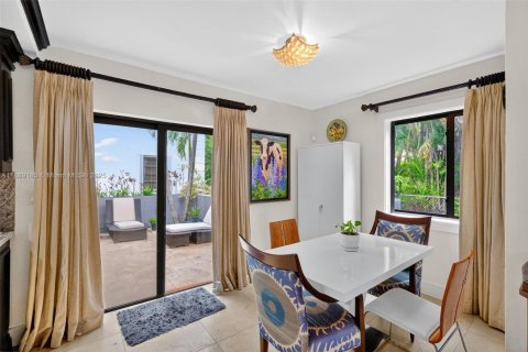 House in Coral Gables, Florida 3 bedrooms, 276.66 sq.m. № 1964743 - photo 17