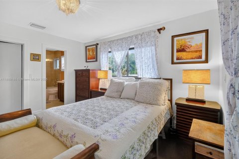 House in Coral Gables, Florida 3 bedrooms, 276.66 sq.m. № 1964743 - photo 29