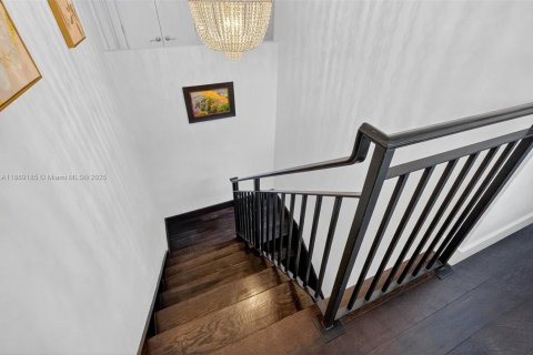 House in Coral Gables, Florida 3 bedrooms, 276.66 sq.m. № 1964743 - photo 24