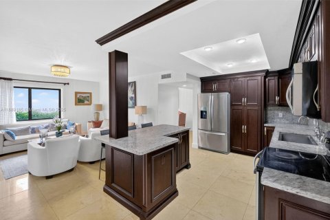 House in Coral Gables, Florida 3 bedrooms, 276.66 sq.m. № 1964743 - photo 12