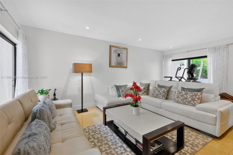 House in Coral Gables, Florida 3 bedrooms, 276.66 sq.m. № 1964743 - photo 10