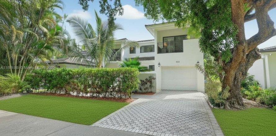 House in Coral Gables, Florida 3 bedrooms, 276.66 sq.m. № 1964743