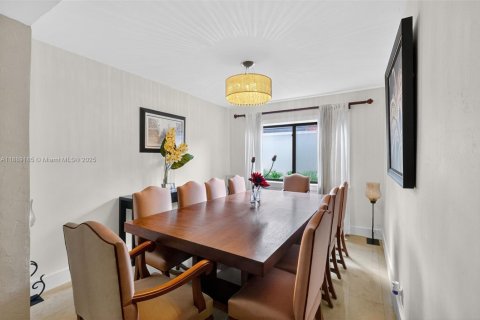 House in Coral Gables, Florida 3 bedrooms, 276.66 sq.m. № 1964743 - photo 11