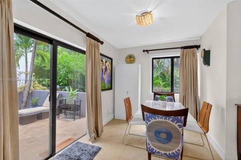 House in Coral Gables, Florida 3 bedrooms, 276.66 sq.m. № 1964743 - photo 18