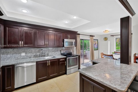 House in Coral Gables, Florida 3 bedrooms, 276.66 sq.m. № 1964743 - photo 15