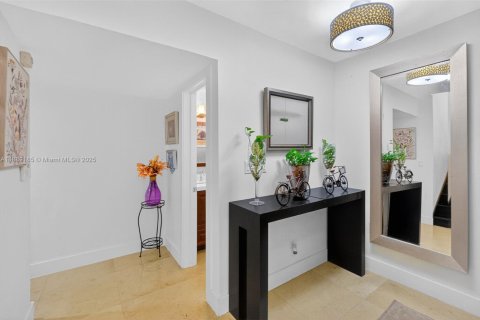 House in Coral Gables, Florida 3 bedrooms, 276.66 sq.m. № 1964743 - photo 22