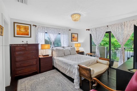 House in Coral Gables, Florida 3 bedrooms, 276.66 sq.m. № 1964743 - photo 28