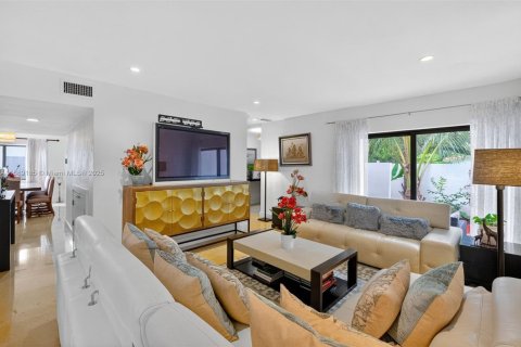 House in Coral Gables, Florida 3 bedrooms, 276.66 sq.m. № 1964743 - photo 8