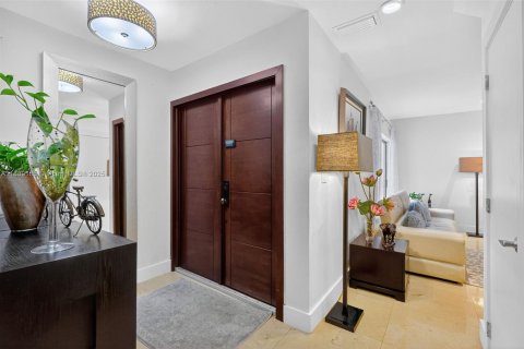 House in Coral Gables, Florida 3 bedrooms, 276.66 sq.m. № 1964743 - photo 6