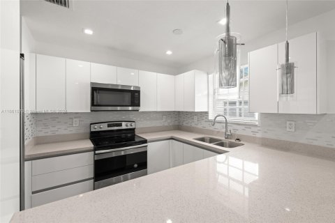 Propiedad comercial en venta en Miami, Florida, 213.68 m2 № 1367478 - foto 2