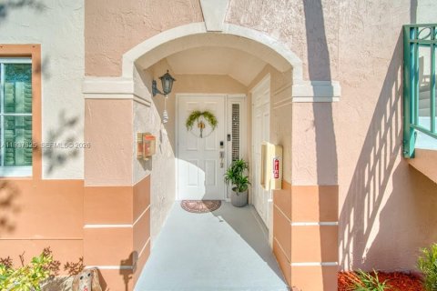 Кондоминиум с 2 спальнями в Пемброк-Пайнс, Флорида № 1995191