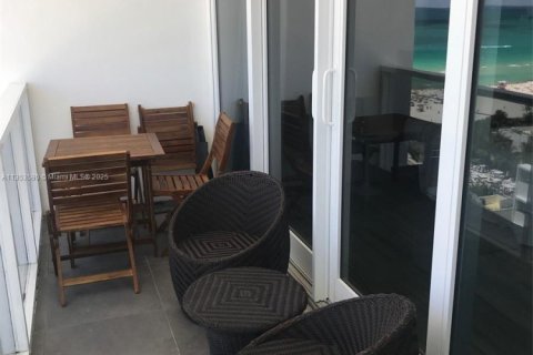 Condominio en alquiler en Miami Beach, Florida, 2 dormitorios, 138.42 m2 № 2018990 - foto 26