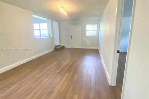 Casa en venta en North Miami Beach, Florida, 4 dormitorios, 154.4 m2 № 1882650 - foto 7