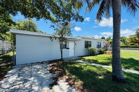 Casa en venta en North Miami Beach, Florida, 4 dormitorios, 154.4 m2 № 1882650 - foto 2