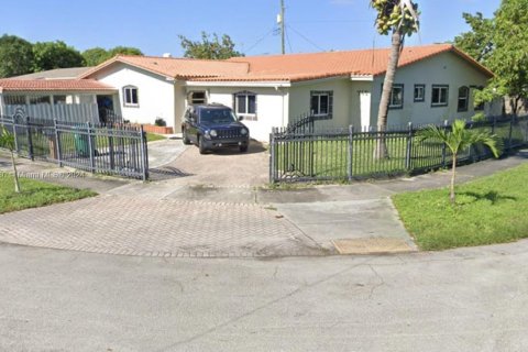 House in Miami, Florida 4 bedrooms, 283.91 sq.m. № 1984745 - photo 1