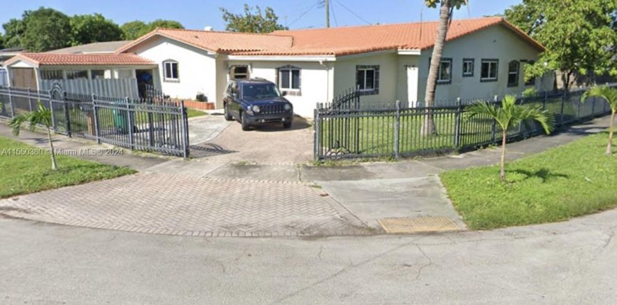 House in Miami, Florida 4 bedrooms, 283.91 sq.m. № 1984745
