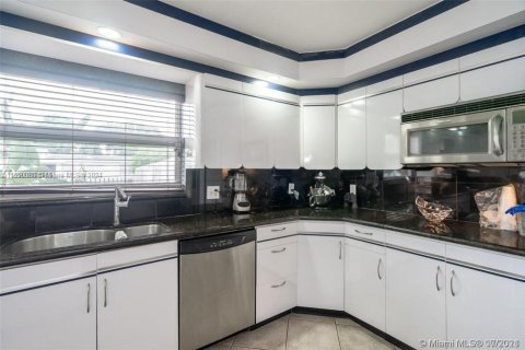 House in Miami, Florida 4 bedrooms, 283.91 sq.m. № 1984745 - photo 2