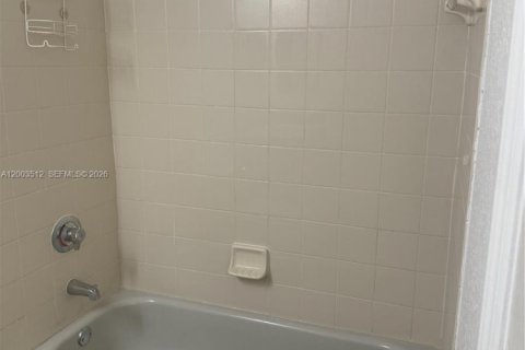 Condo in North Lauderdale, Florida, 2 bedrooms  № 2068181 - photo 20