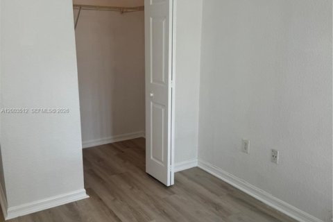 Condo in North Lauderdale, Florida, 2 bedrooms  № 2068181 - photo 13