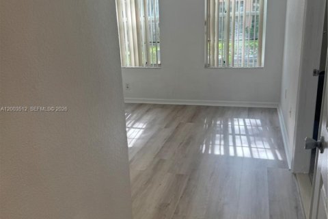 Condo in North Lauderdale, Florida, 2 bedrooms  № 2068181 - photo 12