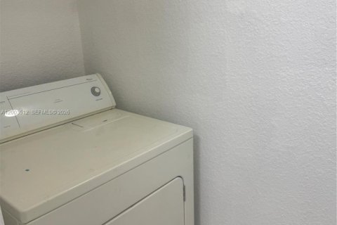 Condo in North Lauderdale, Florida, 2 bedrooms  № 2068181 - photo 9